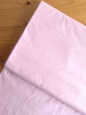 Tela sarga lisa en color rosa pastel vista desde arriba