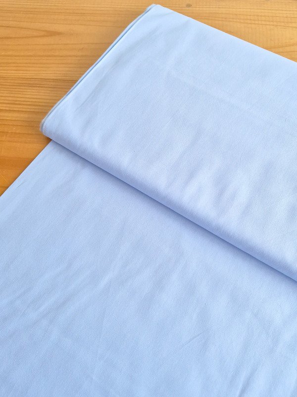 Tela sarga celeste bebé con detalle de la textura en primer plano