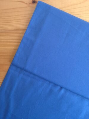 Tela sarga lisa en color azul petróleo vista desde arriba