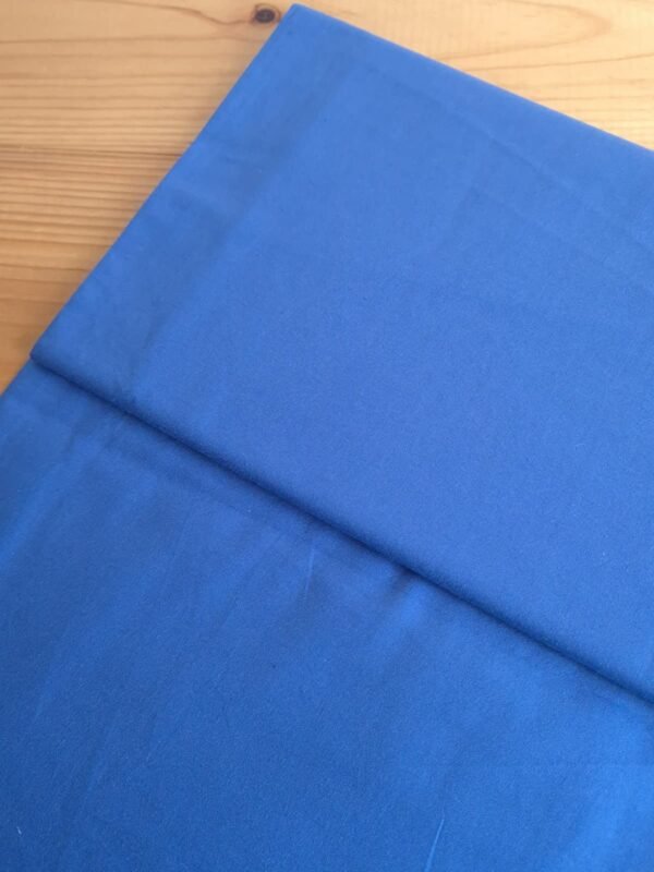 Tela sarga lisa en color azul petróleo vista en ángulo de 45 grados