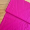 Tela sarga lisa en color fucsia vista desde arriba