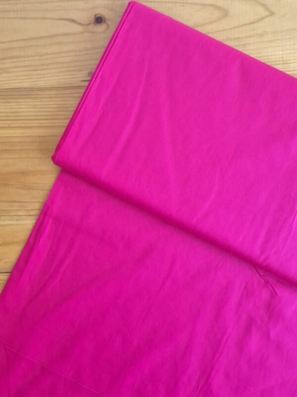 Tela sarga lisa en color fucsia vista desde arriba