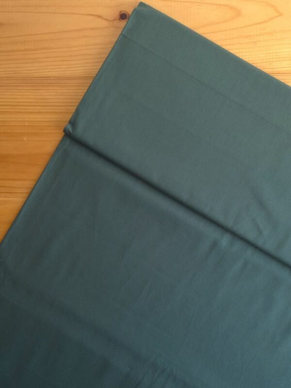 Tela sarga lisa en color verde oscuro vista desde arriba