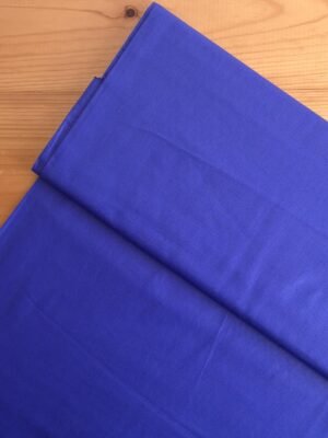 Tela sarga lisa en color azul rey vista desde arriba