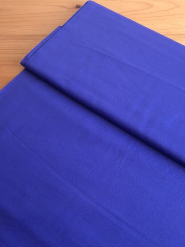 Tela sarga lisa en color azul rey vista en ángulo de 45 grados