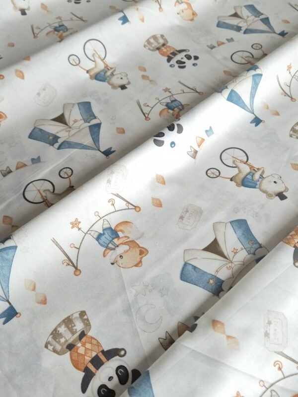 Tela sarga con estampado de circo de animales dispuesta en forma de olas