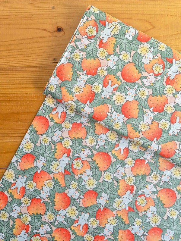 Tela Sarga Frutillas y Conejos Naranja
