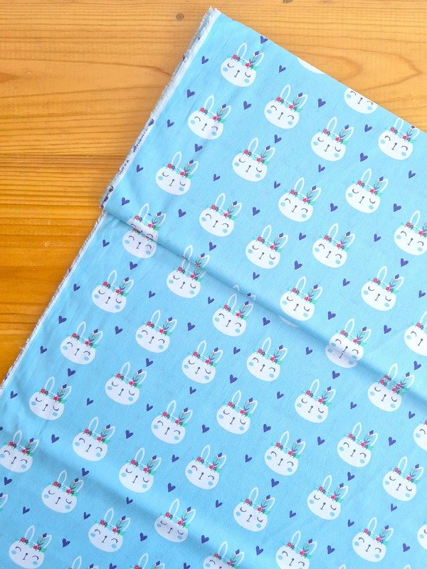 Tela Sarga Caras de Conejos con Plumas Fondo Celeste