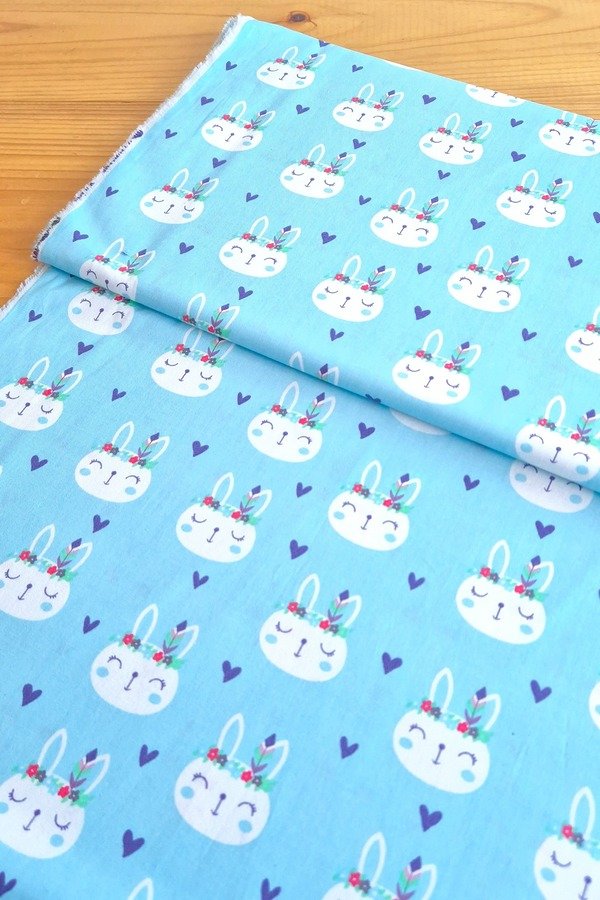 Tela Sarga Caras de Conejos con Plumas Fondo Celeste