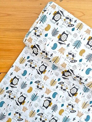 Tela Sarga Mapaches y Pinos del Bosque