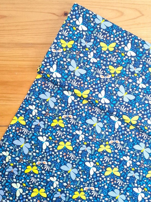 Tela Sarga Mariposas Amarillas Fondo Azul Oscuro