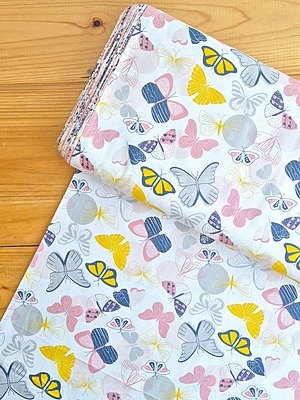 Tela Sarga Mariposas en Tonos Suaves Fondo Blanco