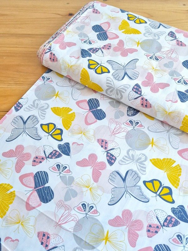 Tela Sarga Mariposas en Tonos Suaves Fondo Blanco