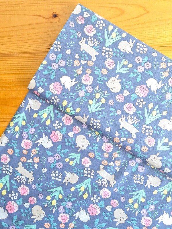 Tela Sarga Conejos y Flores Fondo Azul Oscuro