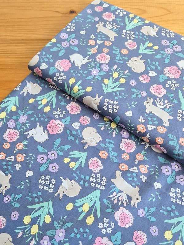 Tela Sarga Conejos y Flores Fondo Azul Oscuro