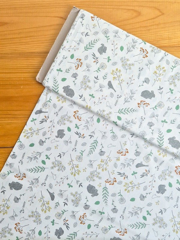 Tela Sarga Conejos y Flores Silvestres Fondo Blanco