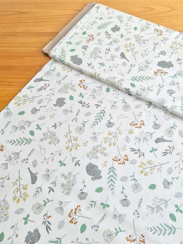 Tela Sarga Conejos y Flores Silvestres Fondo Blanco