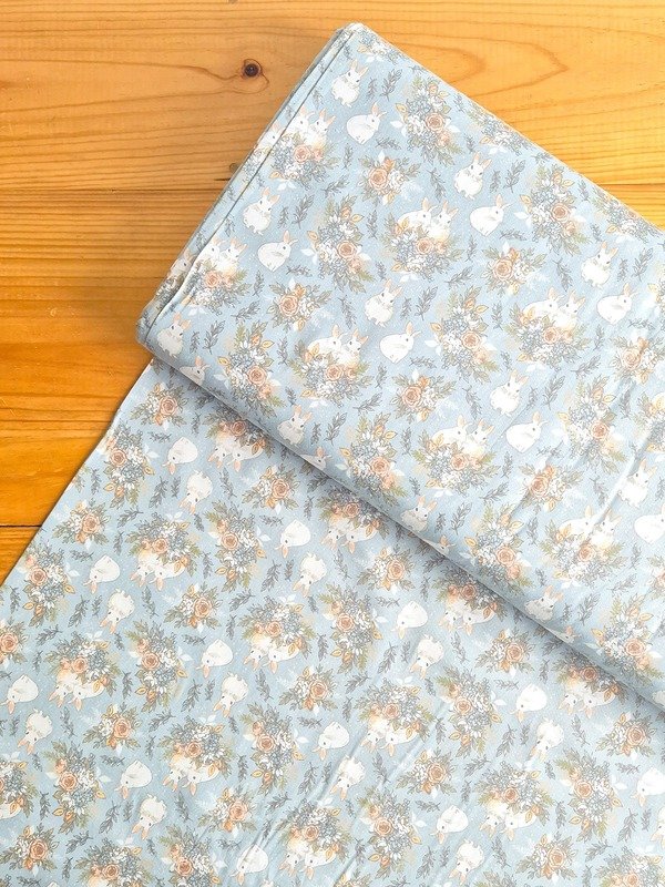 Tela Sarga Conejos y Flores Celeste