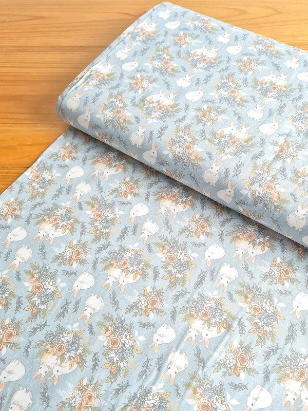 Tela Sarga Conejos y Flores Celeste