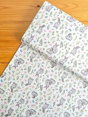 Tela Sarga Conejos y Mariposas en el Campo