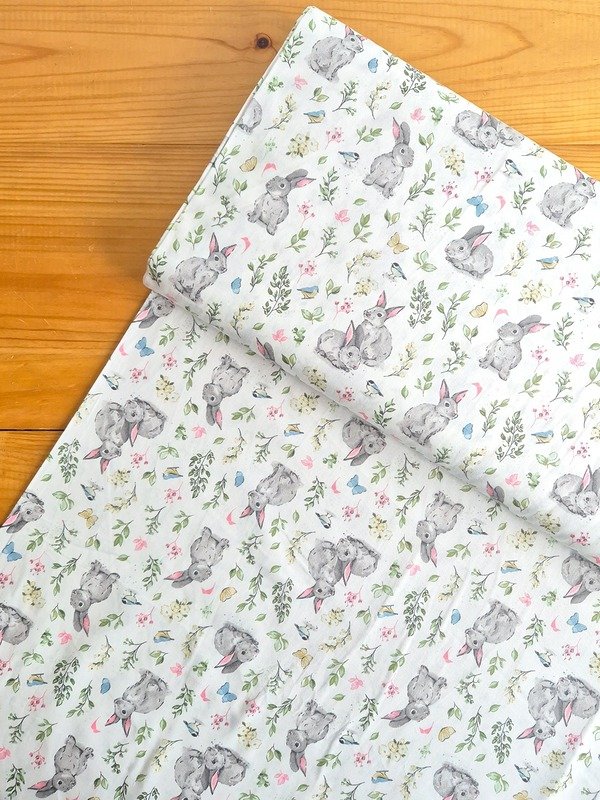 Tela Sarga Conejos y Mariposas en el Campo