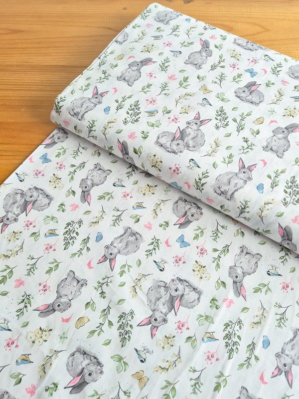 Tela Sarga Conejos y Mariposas en el Campo