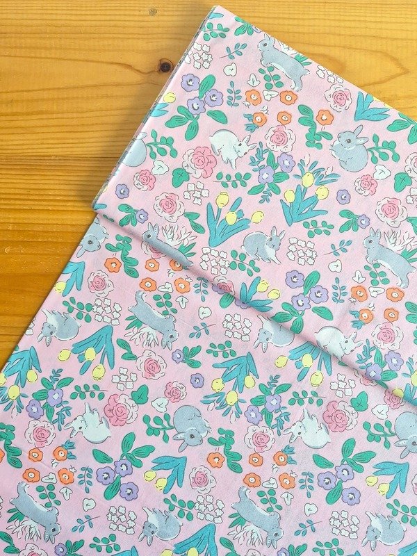 Tela Sarga Conejos y Flores Fondo Rosa