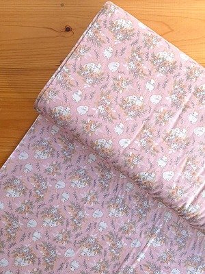 Tela Sarga Conejos y Flores Rosas