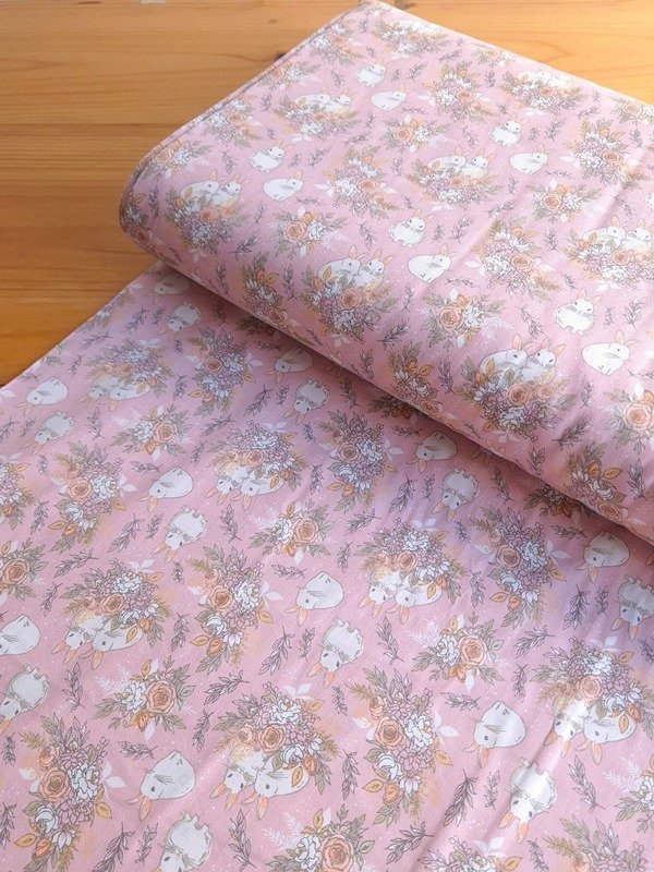 Tela Sarga Conejos y Flores Rosas