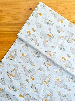 Tela Sarga Gansos y Nubes con Arcoíris