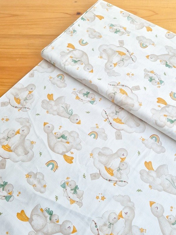 Tela Sarga Gansos y Nubes con Arcoíris