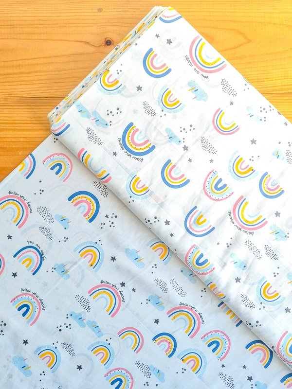 Tela Sarga Arcoíris y Nubes "Follow Your Dreams" Rosa