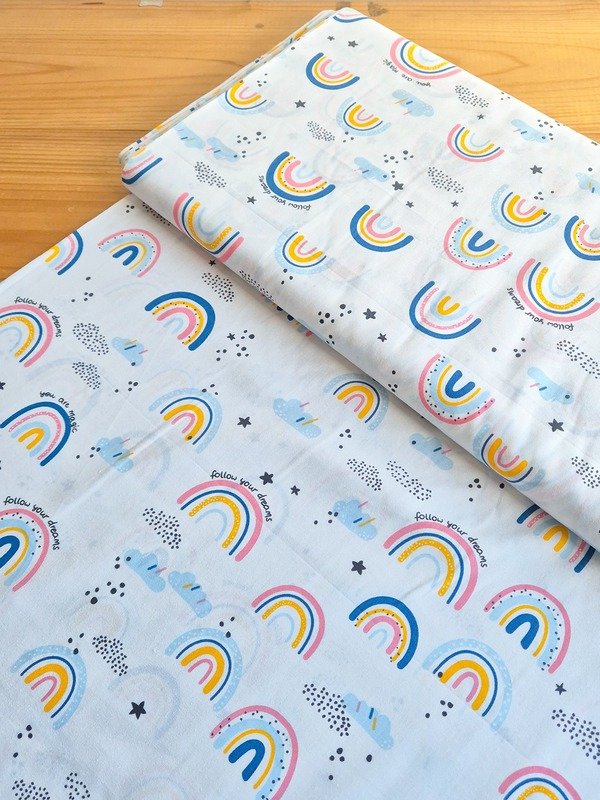 Tela Sarga Arcoíris y Nubes "Follow Your Dreams" Rosa