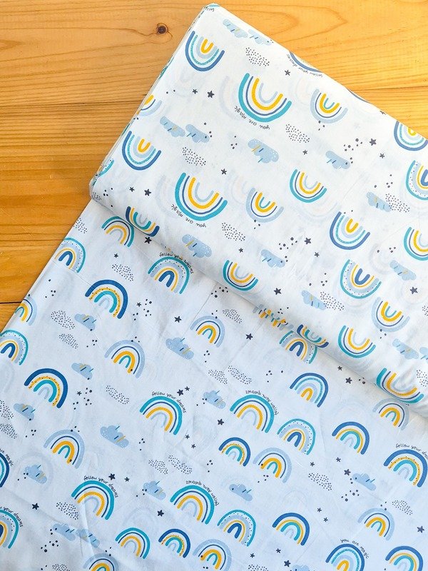 Tela Sarga Arcoíris y Nubes "Follow Your Dreams" Azul