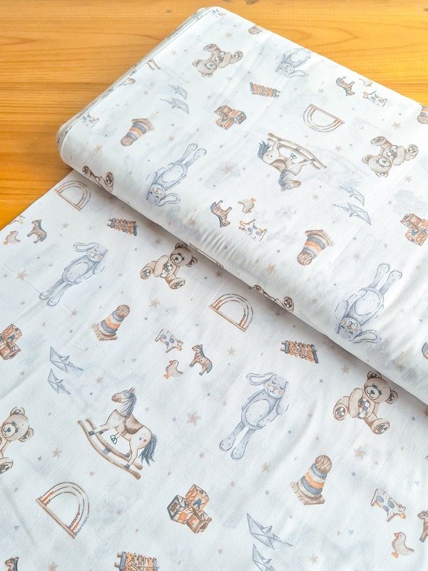 Tela Sarga Osos de Peluche y Caballitos de Juguete