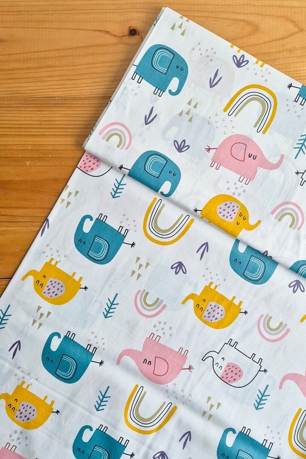 Tela Sarga Elefantes y Arcoíris Tono Rosa