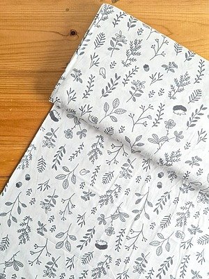 Tela Sarga Ramas y Hojas en Tono Gris