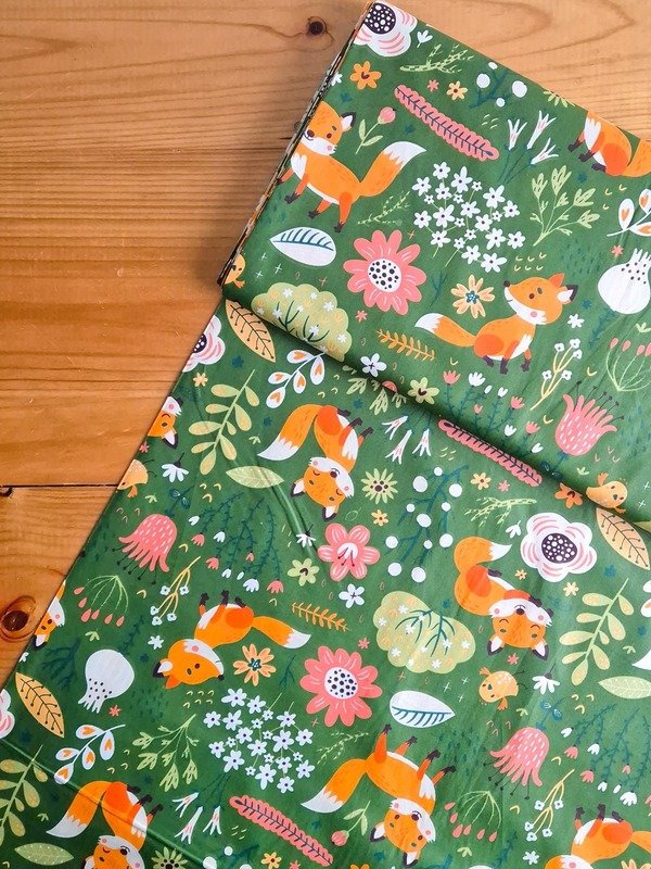 Tela Sarga Zorro y Flores del Bosque Fondo Verde