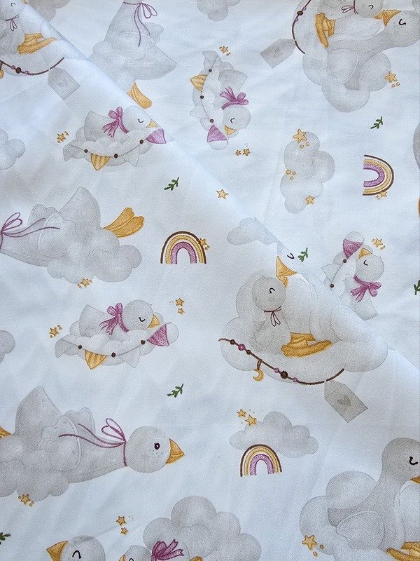 Tela Sarga Gansos y Nubes con Arcoíris