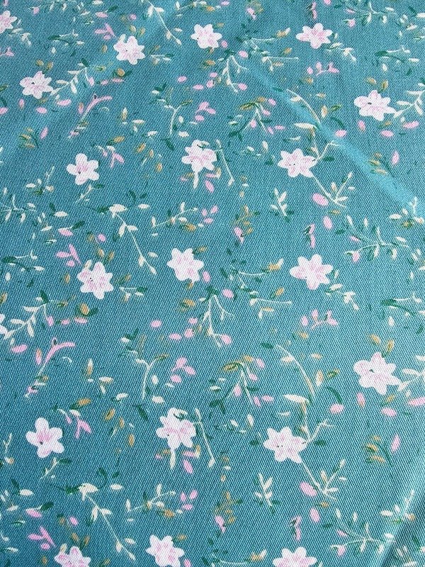 Tela Sarga Floral Blanco y Rosa Fondo Verde