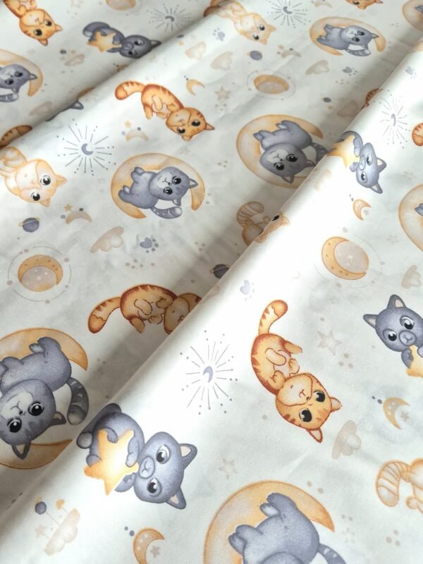 Tela sarga con estampado de gatos durmiendo en la luna dispuesta en forma de olas