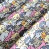 Tela sarga con estampado de gatos kawaii en tono rosa dispuesta en forma de olas