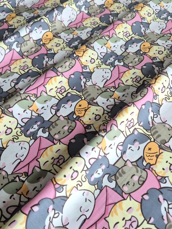 Tela sarga con estampado de gatos kawaii en tono rosa dispuesta en forma de olas