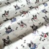 Tela sarga con estampado de bulldogs con pañuelos dispuesta en forma de olas