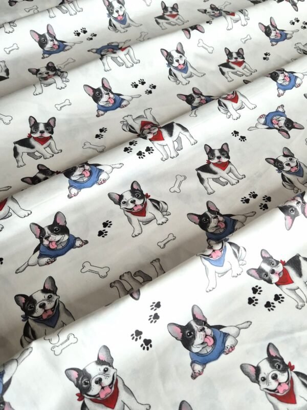Tela sarga con estampado de bulldogs con pañuelos dispuesta en forma de olas