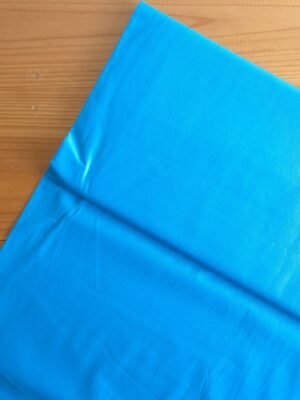 Tela sarga lisa en color calipso vista desde arriba