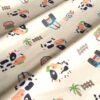 Tela sarga con estampado de vaquitas en la granja dispuesta en forma de olas