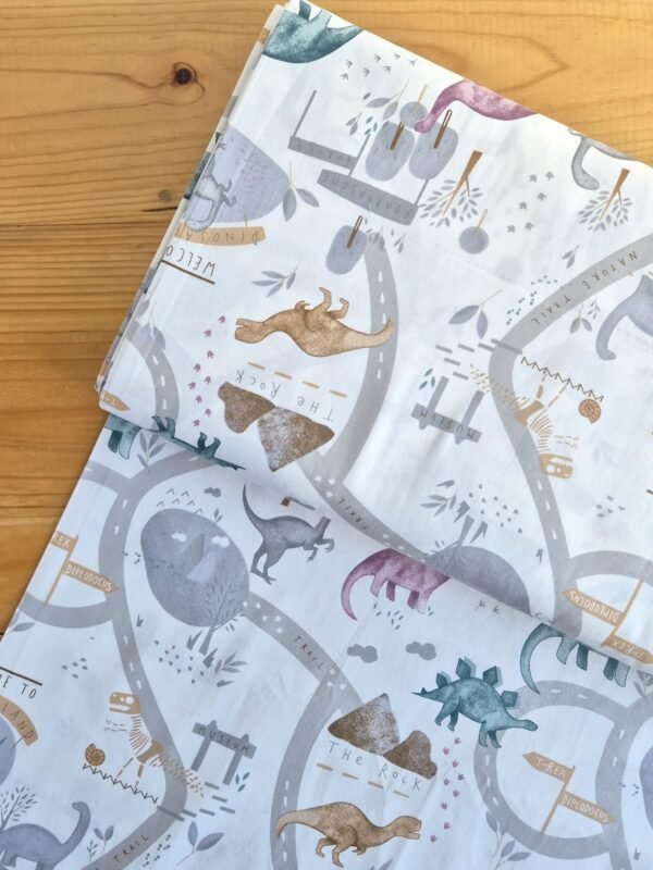 Tela Sarga Dinosaur Land con diseño de mapa de dinosaurios vista desde arriba