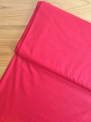 Tela sarga lisa en color rojo vista desde arriba