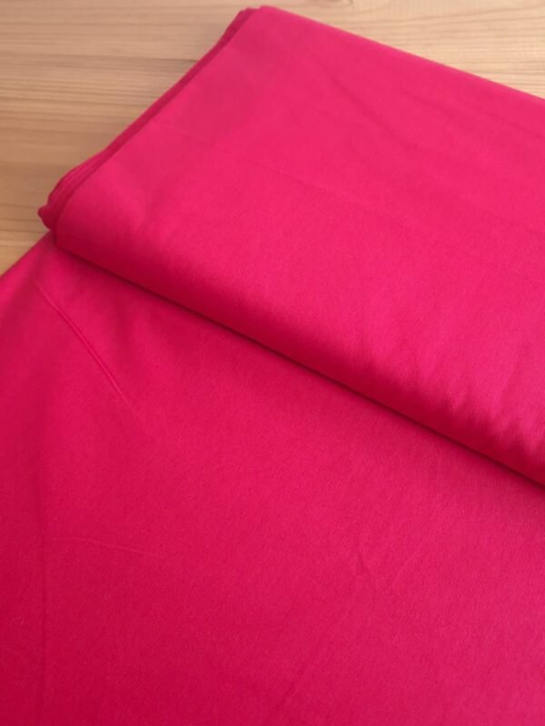 Tela sarga lisa en color rojo vista en ángulo de 45 grados